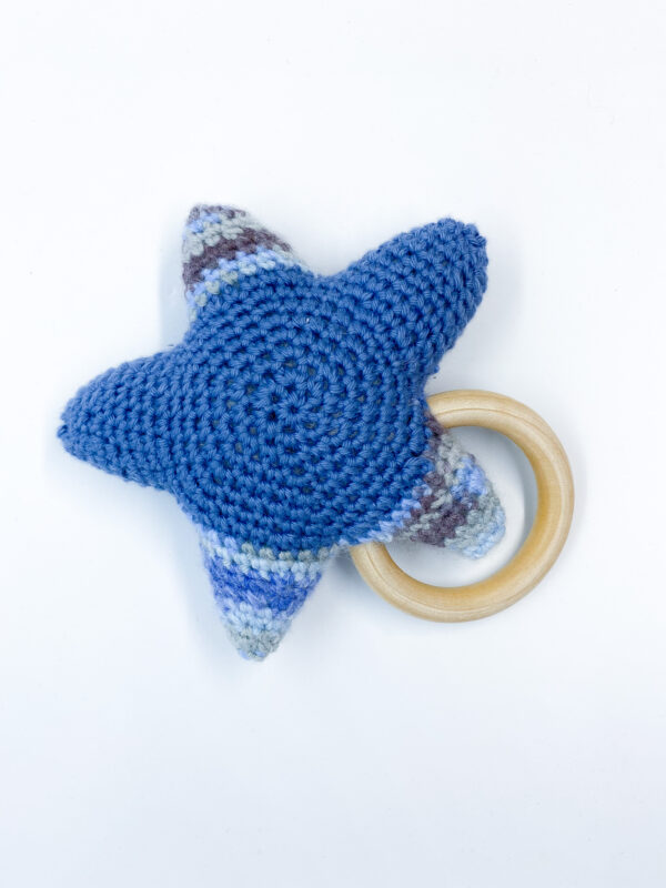 rammelaar-blauw-bijtring-gehaakt