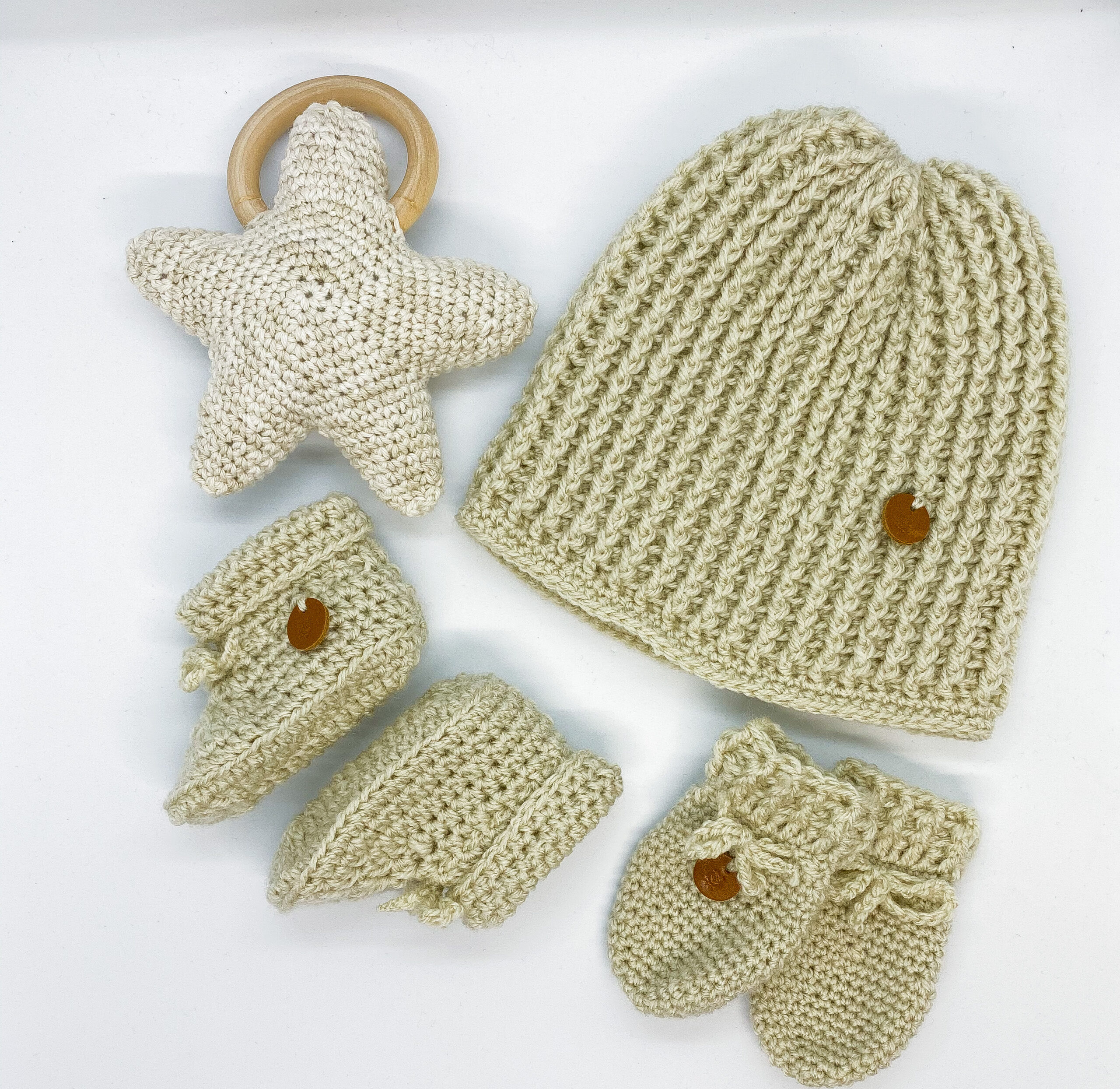 Babysetje-creme-rammelaar-gehaakt Babysetje-creme-rammelaar-gehaakt